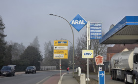 Über zwei Euro pro Liter: Krieg in Nahost kommt an Tanksäulen der Region an