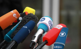 Medien fordern Schutz gegen KI-Ausbeutung