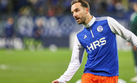 2. Liga: Schalke schlägt Karlsruhe und bleibt Tabellenführer