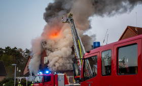 Gifhorn: Mehrfamilienhaus in Brand: Polizei und Feuerwehr im Großeinsatz