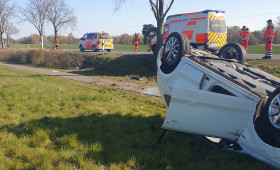 Autofahrer kollidiert auf L515 nahe Langelsheim mit mehreren Bäumen