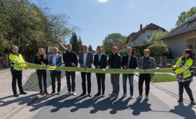 Hier sind Straße und Gehweg nach Umbau jetzt breiter