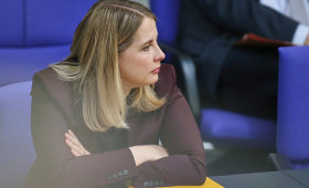 Bericht: Prien und Hubertz von Signal-Attacke betroffen