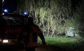 Vorbeifahrender entdeckt und löscht Brand an Wohnwagen in Aurich-Wiesens