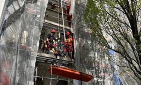 Bauarbeiter auf Gerüst in Gefahr – Höhenretter im Einsatz 