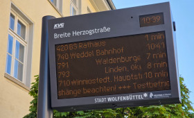 Mehr als 560 digitale Anzeiger in der Region zeigen Verbindungen in Echtzeit