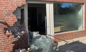 Radlader beschädigt Hauswand in Soltau – Fahrer stand unter Drogen