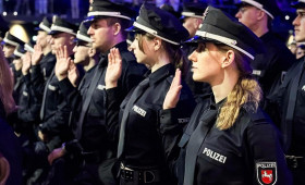 675 Polizeianwärter legen in Hildesheim ihren Diensteid ab