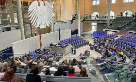 Bundestag beschließt "Tankrabatt" und 1.000-Euro-Prämie