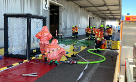 Großeinsatz in Braunschweig: Gefahrgutbehälter droht auszulaufen