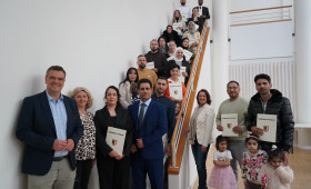 Landrat überreicht 29 Personen Einbürgerungsurkunden