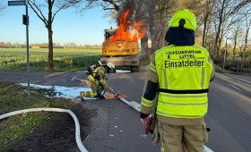 Feuerwehr löscht brennenden Bagger in Wardenburg