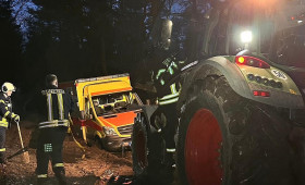Notarztwagen in Aurich-Wiesens aus Matsch befreit