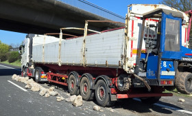 Braunschweig: LKW verteilt Ladung auf der A2 - Verkehr staut sich