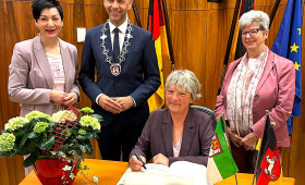 Wolfsburg: Landtagspräsidentin Hanna Naber trug sich ins Goldene Buch ein