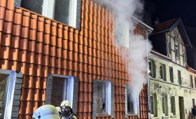 Feuer in Helmstedter Mehrfamilienhaus – Zehn Personen evakuiert