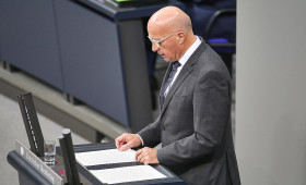 Berichte: Verteidigungspolitischer Sprecher der AfD tritt zurück