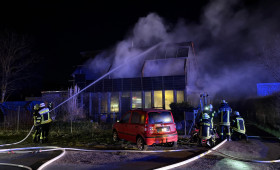 Einfamilienhaus brennt – Feuerwehr drei Stunden im Einsatz 