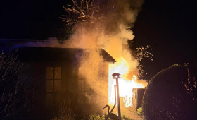 Einsatz in der Nacht: Gartenlaube in Lehre gerät in Brand