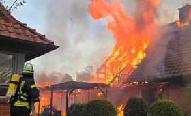 Feuerwehr bekämpft Gebäudebrand in Bostel bei Celle