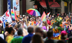 Linke fordert besseren Schutz queerer Menschen