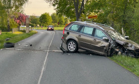Salzgitter: Autofahrer prallt gegen Baum
