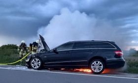 Auf der L297 bei Rennau: Auto gerät in Brand