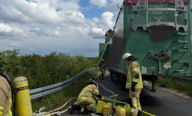 Rauch im Auflieger: Feuerwehr Grasleben löscht brennenden Müll in Lkw