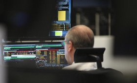 Dax startet freundlich - Merck-Aktien gefragt