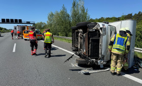 Verkehrsunfall auf der A2 bei Lehre: Wohnmobil kippt um