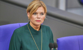 Klöckner lässt am Sonntag Regenbogenflagge auf Bundestag hissen