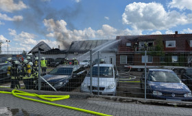 B4 bei Gifhorn: Feuerwehr löscht Hausbrand, Ortsdurchfahrt gesperrt