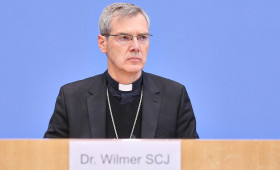 Bischof Wilmer: Papst-Enzyklika soll Antwort auf Tech-Riesen geben