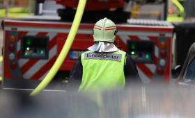 Schweißarbeiten lösen Brand in Lagerhalle in Sande aus