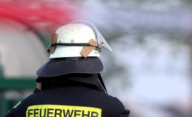 Rauchentwicklung auf geparktem Sattelauflieger bei Hude