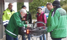 Diebstahlschutz: Verkehrswacht und Polizei Wolfsburg codieren Fahrräder