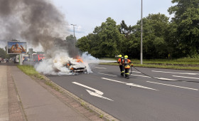 Großeinsatz nahe Tankstelle: Auto gerät in Braunschweig in Brand