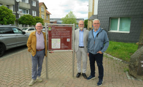 Dorfgeschichte erlebbar machen: Neue Informationstafel in Lehre