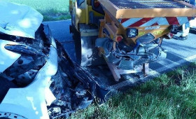 Verkehrsunfall zwischen PKW und Arbeitsmaschine in Stotel