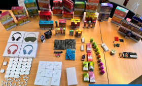Polizei beschlagnahmt illegale Vapes, Plagiate und Feuerwerkskörper