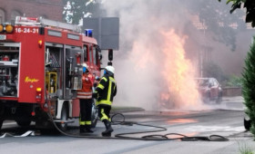 Auto brennt in Feldbergen vollständig aus