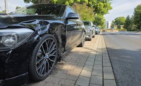 Wolfenbüttel: Mercedes-Fahrer kracht in der Nacht in parkende Autos