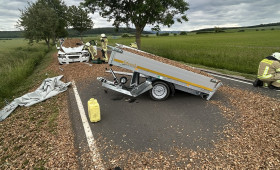 Unfall bei Baddeckenstedt: Auto kracht in Traktorgespann – Fahrer verletzt