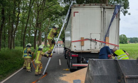 LKW beschädigt Auflieger auf der Huntloser Straße – Feuerwehr Littel sichert Ladung