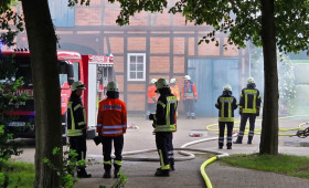 Strohballen in Flammen: Anwohner verhindern Gebäudebrand in Meinersen