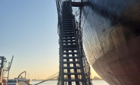 Gangway von Massengutschiff im Hafen Brake durch Schiffsunfall zerstört