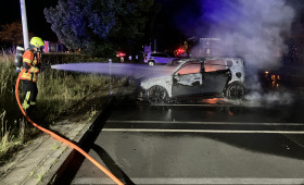 Alarm im Autohaus in Braunschweig: Fahrzeug qualmt und fängt Feuer