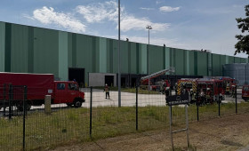 Brand auf dem Dach einer Logistikhalle in Sittensen