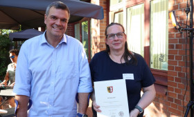 Die Ehrenmedaille des Landkreises Goslar geht an diese Pflegemutter