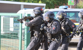 Salzgitter: Vermummte Polizisten und Knallgeräusche an der Realschule